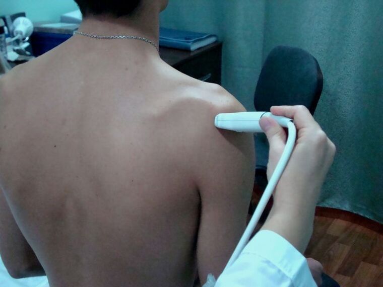 La fisioterapia moderna ayuda a controlar los síntomas de la osteoartritis del hombro en las primeras etapas. 