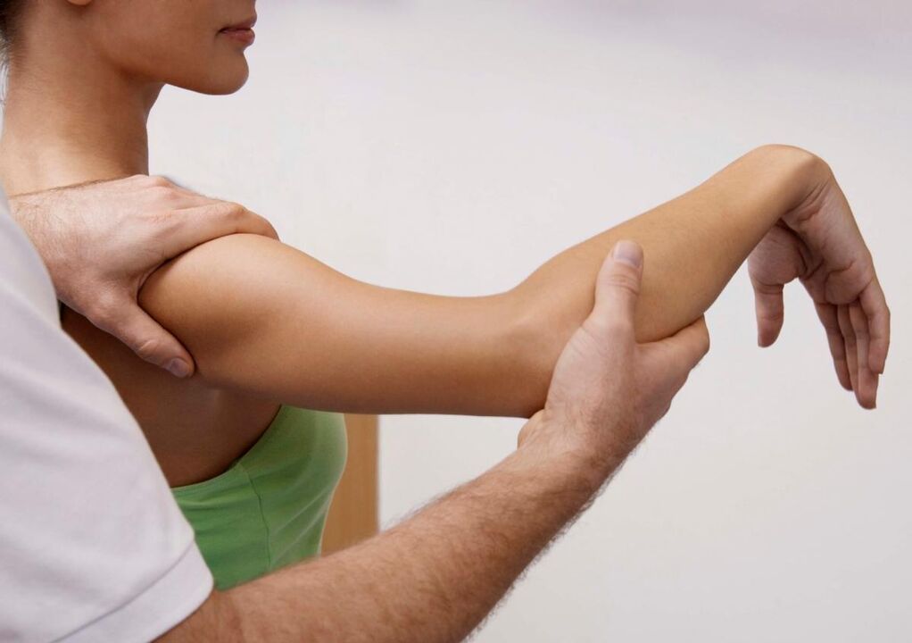 Para diagnosticar con precisión la artrosis de la articulación del hombro, el médico realiza una serie de pruebas necesarias. 