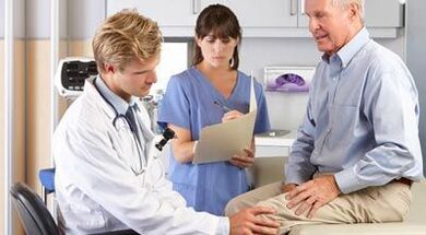 Paciente con osteoartritis al inspeccionar ortopedia