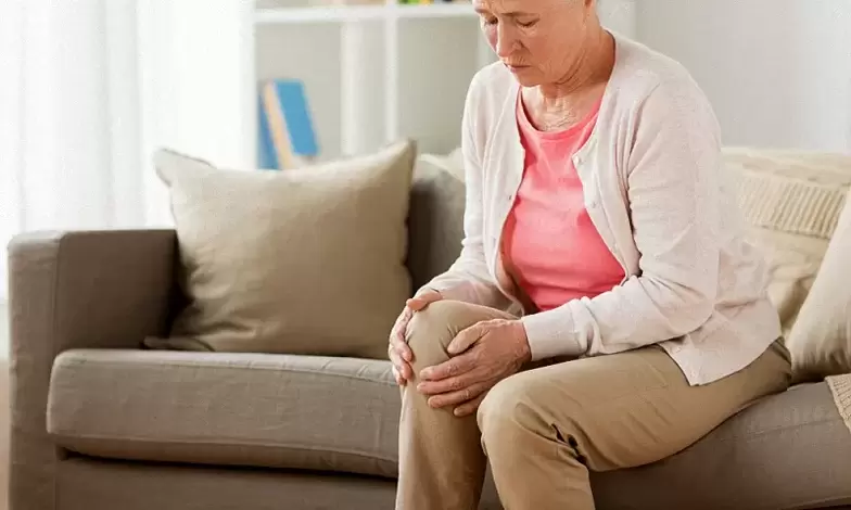 Osteoartritis de las articulaciones en una anciana.