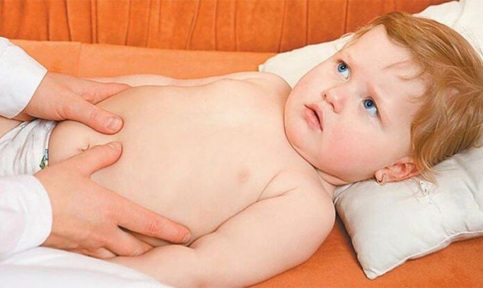 El niño está preocupado por el dolor en la articulación de la cadera causado por la epifisiolisis. 